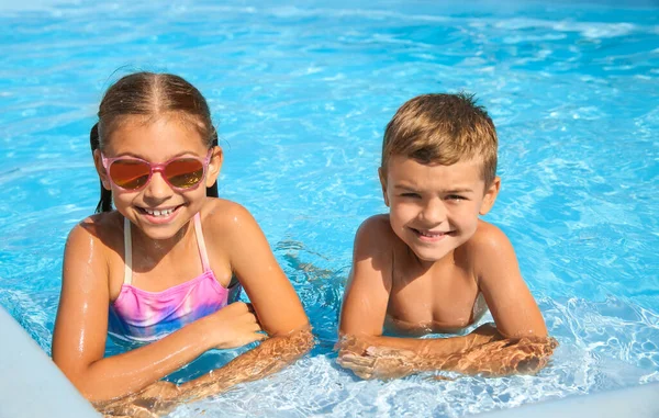 Bambini Felici Piscina Nella Giornata Sole — Foto Stock