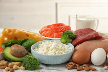 Masada protein açısından zengin farklı ürünler, yakın çekim
