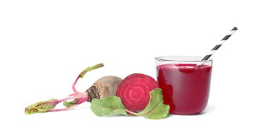 Beyaza izole edilmiş taze pancar suyu.