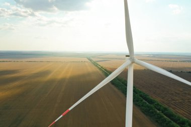 Tarlada modern yel değirmeni, metin için alan. Enerji verimliliği