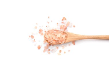 Tahta kaşık pembe himalaya tuzu ile beyaz üzerine izole, üst manzara