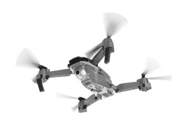 Kameralı bir dron beyaz arka planda uçuyor. Modern aygıt
