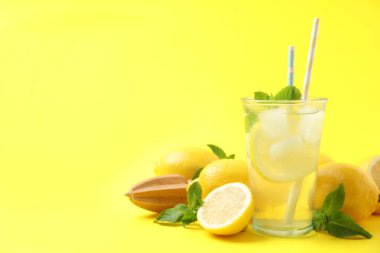 Doğal taze limonata, sarı arka planda sıkacağı var, mesaj için yer var. Yaz ferahlatıcı içecek
