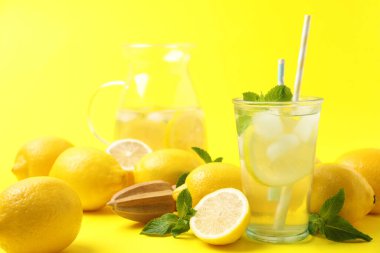 Sarı arka planda sıkacağı olan taze limonata. Yaz ferahlatıcı içecek