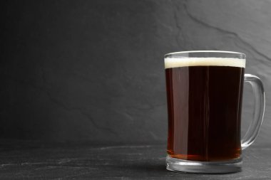 Siyah masada kupada bir kupa lezzetli kvass. Metin için boşluk