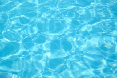 Arka planda temiz su olan yüzme havuzu, yakın plan