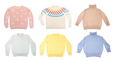 Beyaz arkaplanda şık süveterler. 