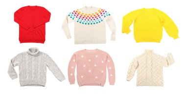 Beyaz arkaplanda şık süveterler. 