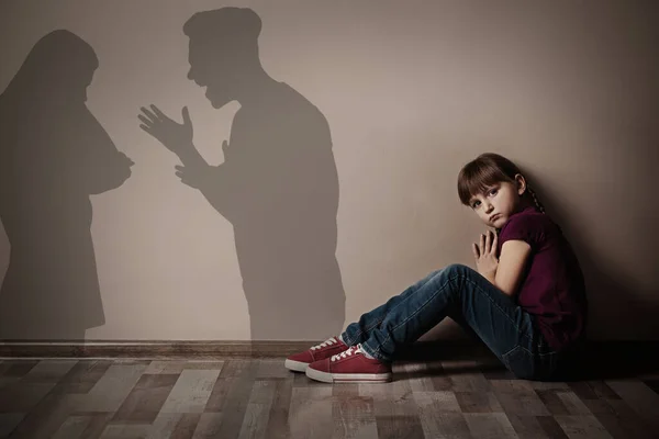 Sad Little Girl Sitting Floor Indoors Silhouettes Arguing Parents — Stock Photo, Image