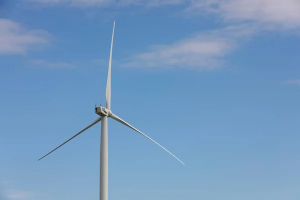 Windturbine Tegen Mooie Blauwe Lucht Alternatieve Energiebron — Stockfoto