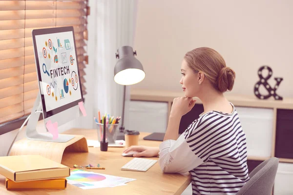 Ung Kvinna Som Arbetar Dator Med Ord Fintech Ämbetet — Stockfoto