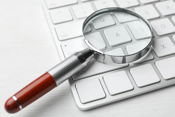 Magnifier Glass Keyboard White Wooden Table Closeup Find Keywords Concept — Stock Photo, Image