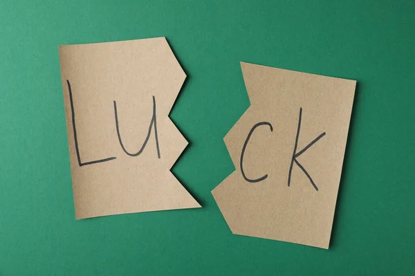 Cortar Papel Con Palabra Luck Sobre Fondo Verde Plano — Foto de Stock