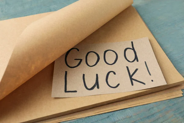 Folha Papel Com Frase Boa Luck Sobre Mesa Madeira Azul — Fotografia de Stock