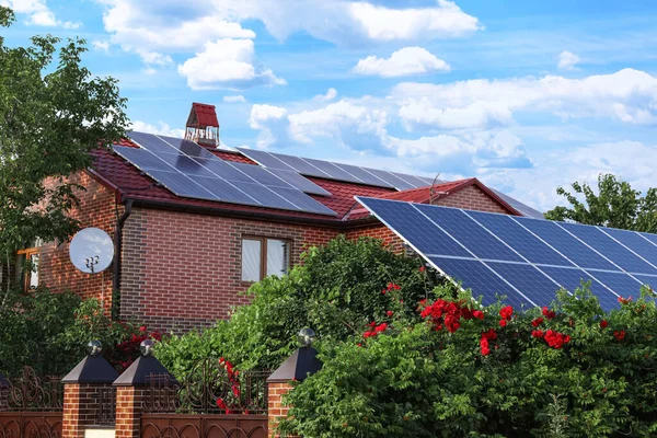 Casa Com Painéis Solares Instalados Telhado Fonte Energia Alternativa — Fotografia de Stock