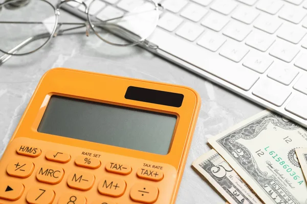 大理石のテーブルの上の計算機 キーボードとお金 クローズアップ 税理士 — ストック写真