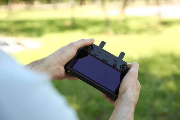 Homem Segurando Novo Controlador Drone Moderno Livre Close Mãos — Fotografia de Stock