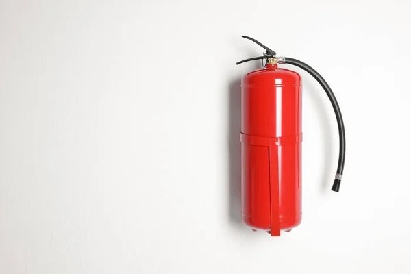 Extintor Incendios Colgado Pared Blanca Espacio Para Texto — Foto de Stock