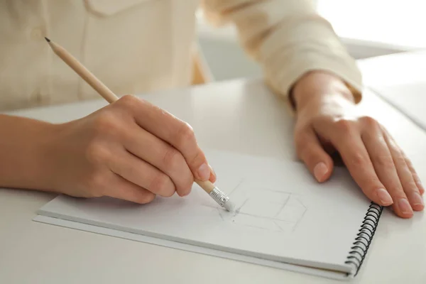 Vrouw Corrigeren Foto Notitieblok Met Potlood Gum Aan Witte Tafel — Stockfoto