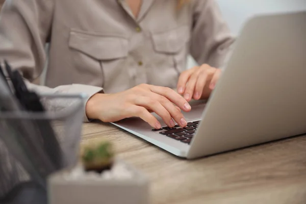 Ung Kvinna Som Arbetar Med Bärbar Dator Vid Bordet Närbild — Stockfoto