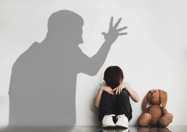 Abuso Infantil Pai Gritar Com Filho Sombra Homem Parede — Fotografia de Stock