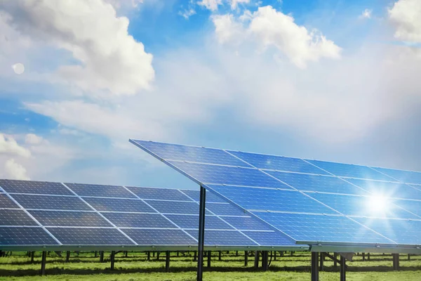 Güneşli Bir Günde Güneş Panelleri Açık Havada Alternatif Enerji Kaynağı — Stok fotoğraf