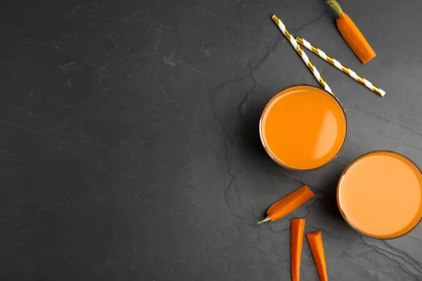 Gläser Mit Frisch Gemachtem Karottensaft Auf Schwarzem Tisch Flach Gelegt — Stockfoto