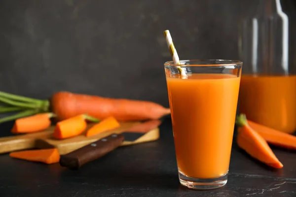 Склянка Свіжоспеченого Морквяного Соку Чорному Столі — стокове фото