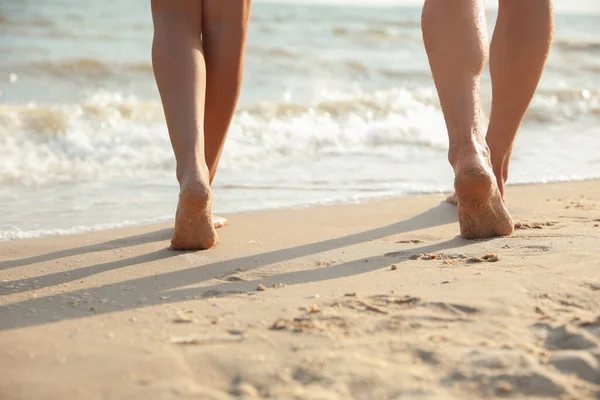 年轻夫妇一起在海滩上散步 特写镜头 — 图库照片