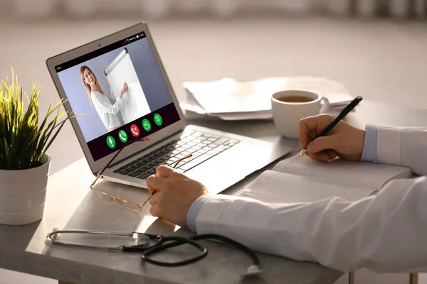 Médico Ter Consulta Vídeo Line Com Treinador Negócios Mesa Close — Fotografia de Stock