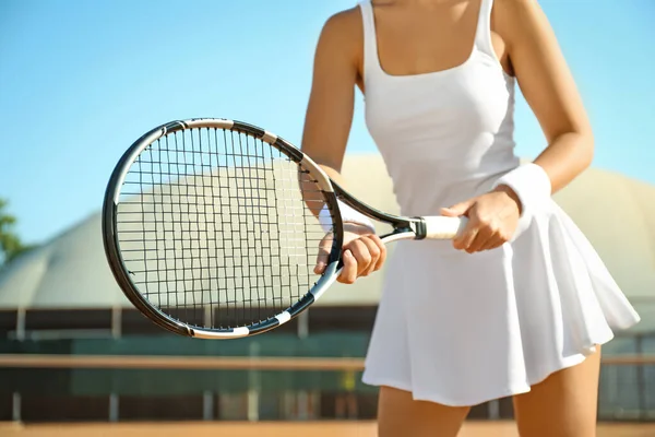 Deportiva Jugando Tenis Cancha Día Soleado Primer Plano — Foto de Stock