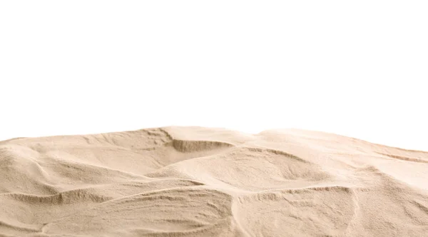 白い背景に乾燥したビーチの砂のヒープ — ストック写真