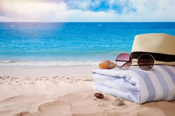 Oggetti Spiaggia Sulla Sabbia Vicino Mare Spazio Testo Vacanze Estive — Foto Stock