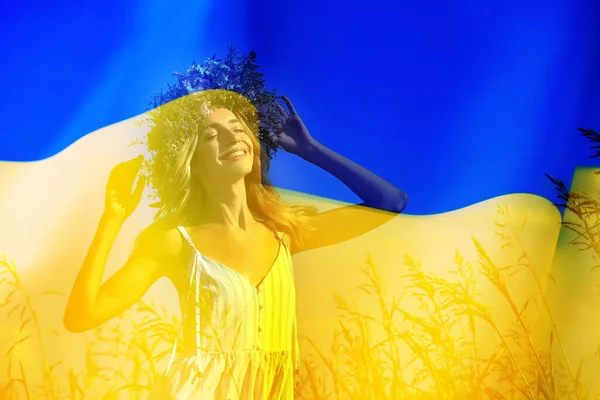 Двойное Обнажение Красивой Молодой Женщины Цветочном Венке Открытом Воздухе Украинском — стоковое фото