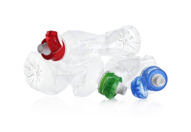 Beyaza izole edilmiş buruşmuş şişe yığını. Plastik geri dönüşümü