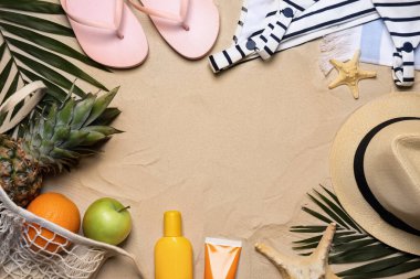 Kumsaldaki aksesuarlardan oluşan bir çerçeve. Metin için boşluk