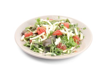 Beyaz üzerinde greyfurt bulunan lezzetli havuç salatası.