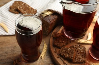 Lezzetli kvass, ekmek ve çiviler ahşap masada