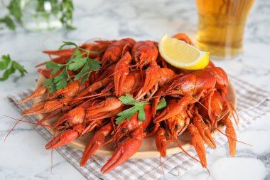 Lezzetli kaynamış kerevitler beyaz mermer masada, yakın plan.