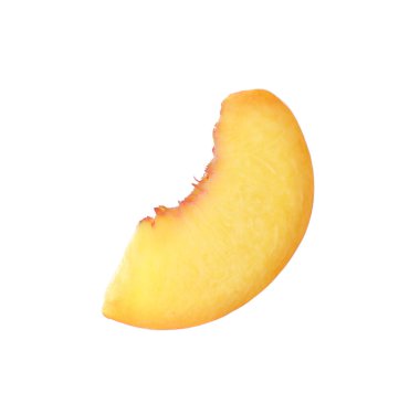 Olgun şeftali dilimi beyaza izole edilmiş.