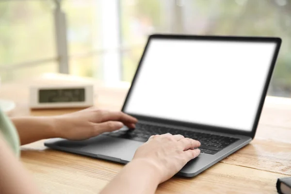 Mulher Trabalhando Com Laptop Moderno Mesa Madeira Close Espaço Para — Fotografia de Stock