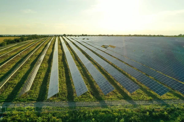 Panele Słoneczne Zainstalowane Zewnątrz Widok Powietrza Alternatywne Źródło Energii — Zdjęcie stockowe