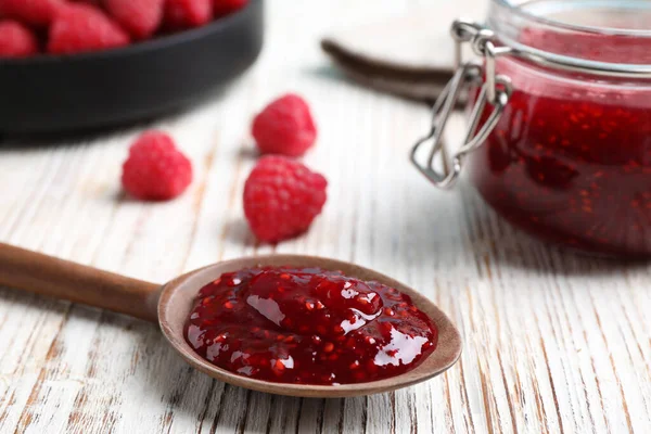 Himbeermarmelade Löffel Auf Weißem Holztisch Nahaufnahme — Stockfoto