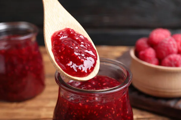 Löffel Mit Himbeermarmelade Über Glas Auf Dem Tisch Nahaufnahme — Stockfoto