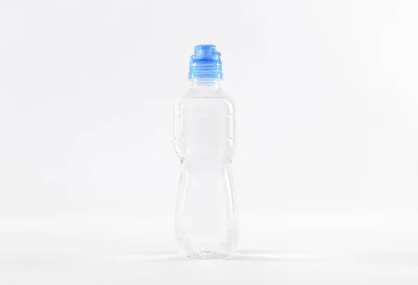 Botol Plastik Berisi Air Murni Yang Terisolasi Atas Putih — Stok Foto