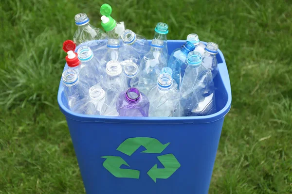 Πολλά Χρησιμοποιημένα Μπουκάλια Σκουπιδοτενεκέδες Κοντά Ανακύκλωση Πλαστικών — Φωτογραφία Αρχείου