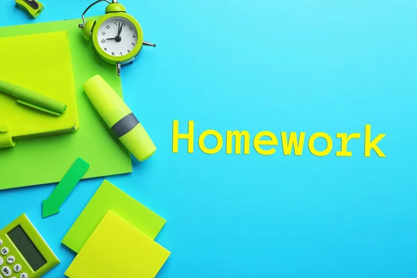 Papelería Escuela Verde Inscripción Homework Sobre Fondo Azul Claro Plano — Foto de Stock