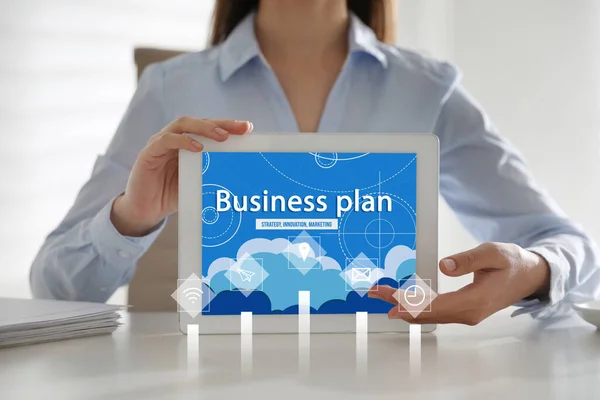 Kvinna Innehav Tablett Med Inskription Business Plan Skärmen Närbild — Stockfoto