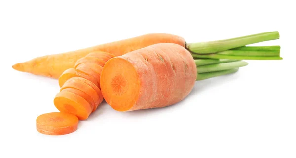 Carottes Mûres Entières Coupées Isolées Sur Blanc — Photo