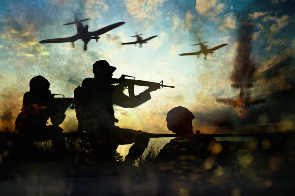 Katonák Repülők Sziluettjei Harci Zónában Katonai Szolgálat — Stock Fotó